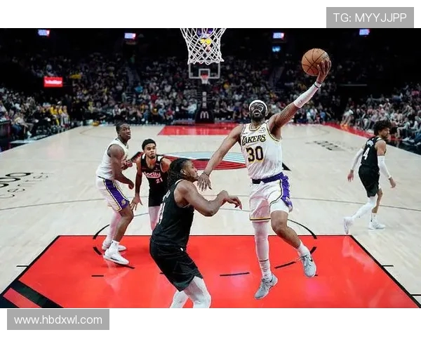 夏季联赛精彩对决开拓者与湖人谁能笑到最后